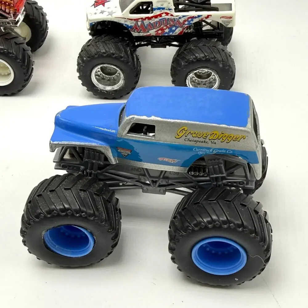 Lot of 9 Hot Wheels Monster Jam Monster Trucks Grave Digger Medusa 1:64 Die Cast